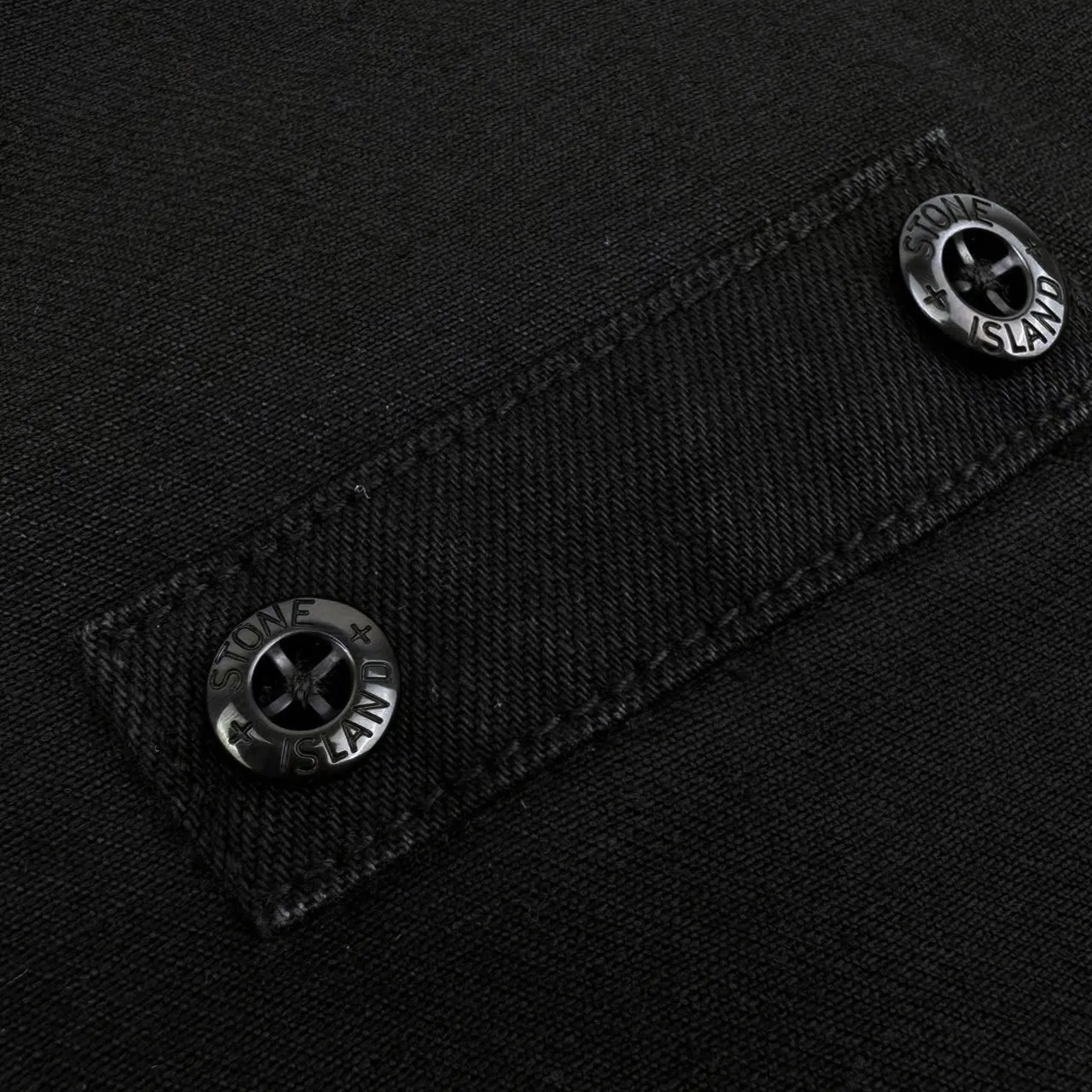 P490 Stone island double-pocket badge denim jacket (black). The original product was purchased for RMB 6,300. The fabric is made of custom-made high-density twill denim. It is full of texture and comfortable to the skin. It is painted with classic retro black and is full of natural purity. The front chest pocket is cut into the front with a golden ratio. A pragmatic reconstruction of the ritual sense. The iconic Stonesland badge is embellished on the sleeve, like a unique medal, highlighting the brand's imprint. Simple lines outline a neat silhouette, outlining a casual and free style. The workwear gene is infused with luxury DNA, simple charm, versatile charm, using imported machine embroidery technology. Using advanced computer control systems and precision mechanical components to realize the Stonesland badge embroidery operation with high precision. The lines are smooth and delicate. The whole garment is washed with Zhongxiao. Use a special solution to remove stains and slight fading. Snow wash to remove fading through strong washing. To make the color more uniform, the entire piece of clothing is stitched using an embedded clamp machine. The embedded clamp machine can control the distance between the two needles by changing the needle position, so that the stitching can be seamless, smooth and tidy. Size:S-M-L-XL